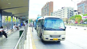 昌南公交枢纽北门站台,公交车有序进站