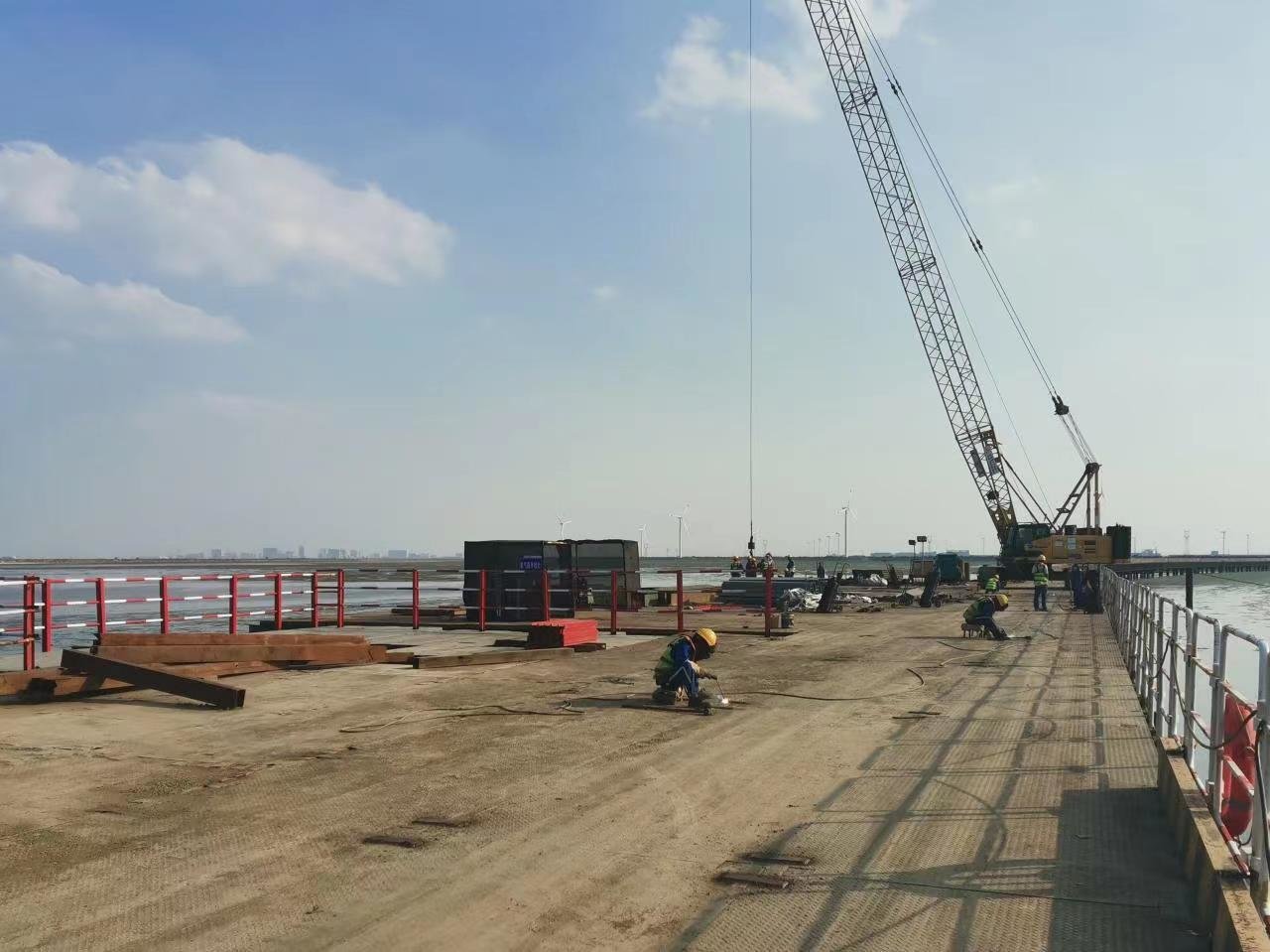 潍坊滨海区：疏港铁路弥河特大桥施工全面展开