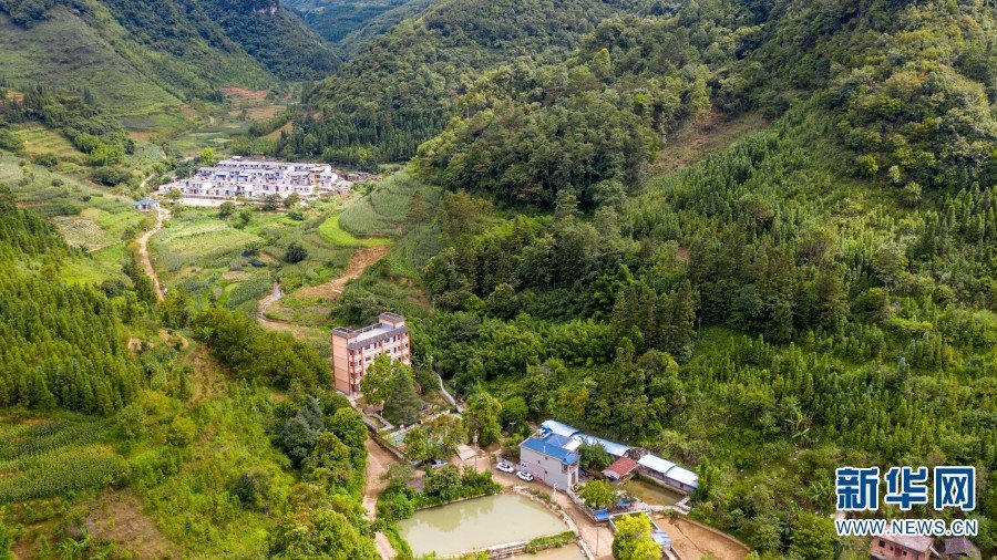 大山深处的落松地村和落松地小学(摄于2022年7月5日)。(新华网 赵普凡 摄)