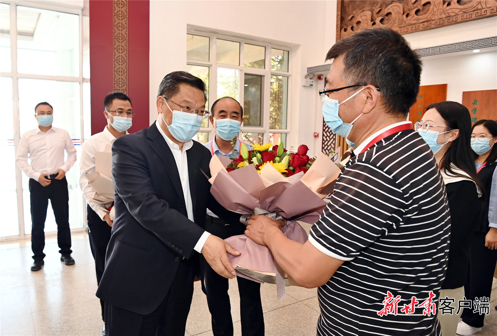 任振鹤看望教师代表：努力成为“身正为范”的大先生凤凰网甘肃_凤凰网
