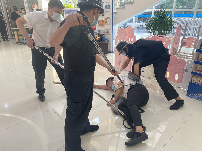 警银合力 安全护航 ---民生银行济南西城支行开展反恐防暴应急演练