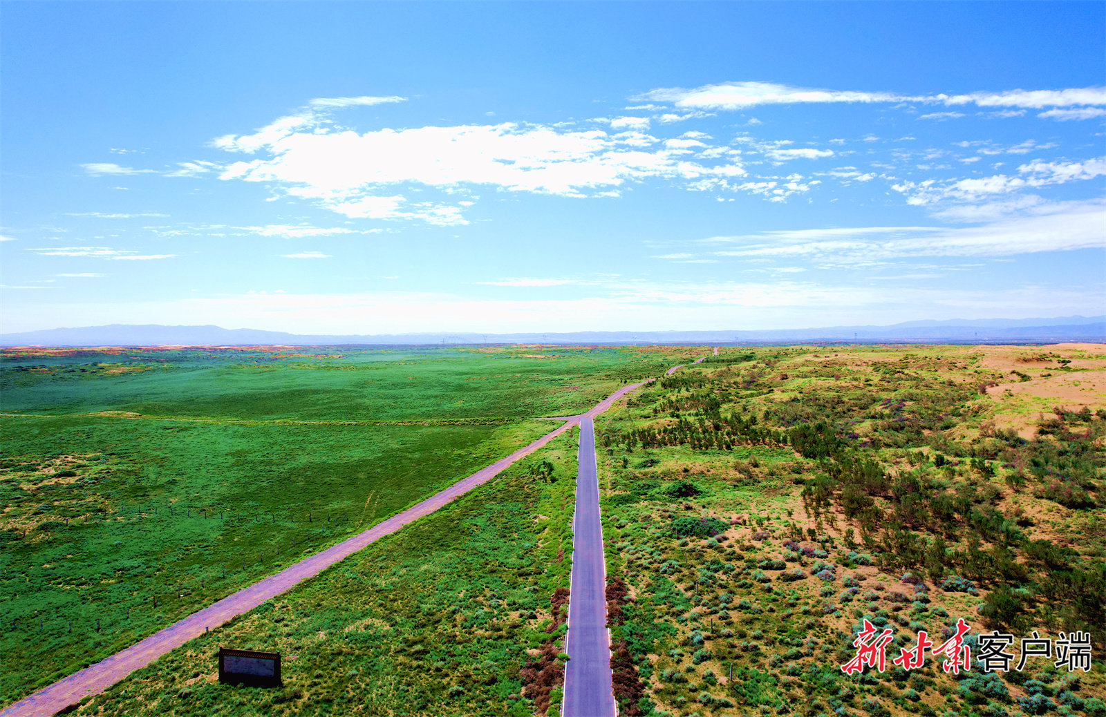 古浪县北部沙区十二道沟附近，绿色在沙漠中延伸。新甘肃&middot;甘肃日报记者 金奉乾摄