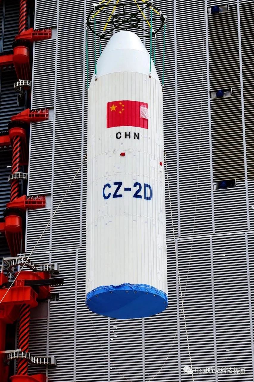 星罩组合体吊装（曲景亮 摄）