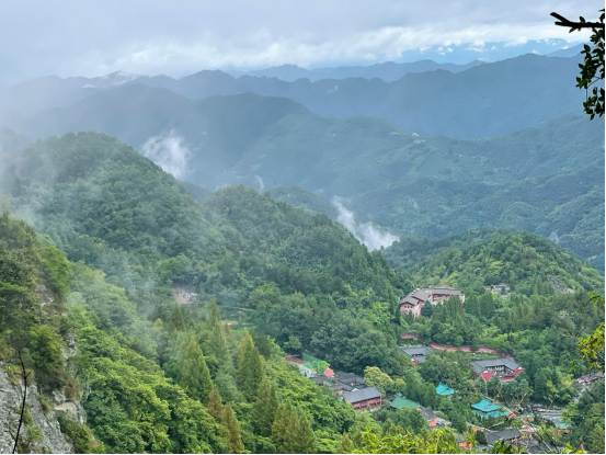 武当寻古迹：雨中探秘雷神洞