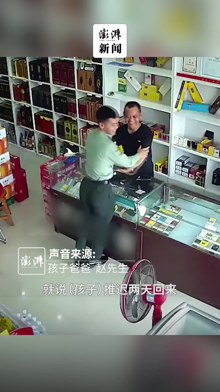 看到儿子退伍归来，父亲一脸惊喜随后紧紧抱住