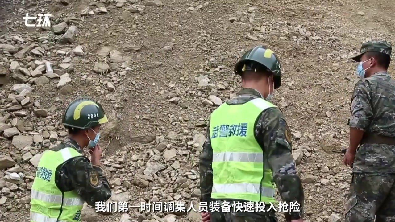 山体随时有滑坡风险，武警在石棉悬崖峭壁上抢通“生命通道”