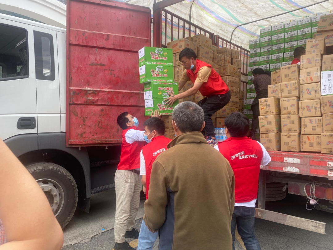 康师傅赈灾物资送达灾区民众手中