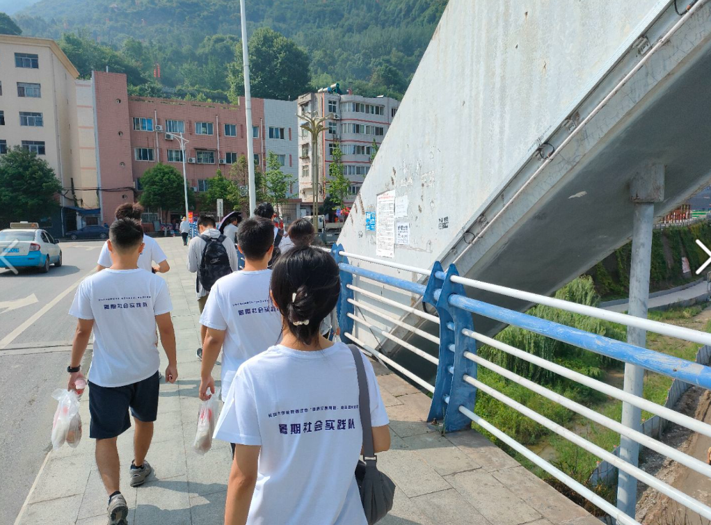 图为实践队员携带礼品去白雀寺村实地调研。（叶甜伊 摄）