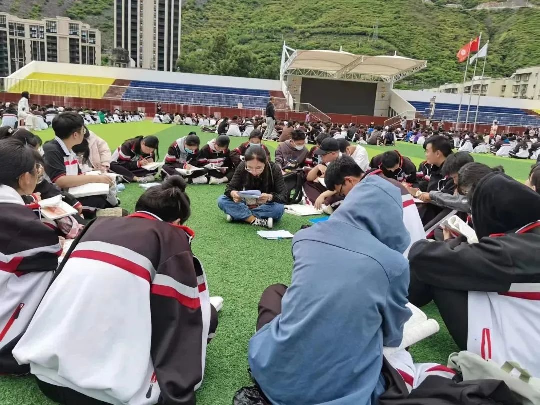 杭州七中的沈益波老师在给高三同学们上课