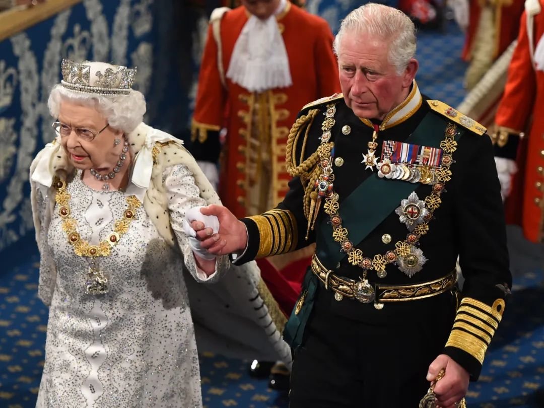 当地时间2019年10月14日，英国伦敦，英国举行国会开幕大典，英国女王伊丽莎白二世出席并发表演讲。图为英国女王与查尔斯王子。图/IC photo