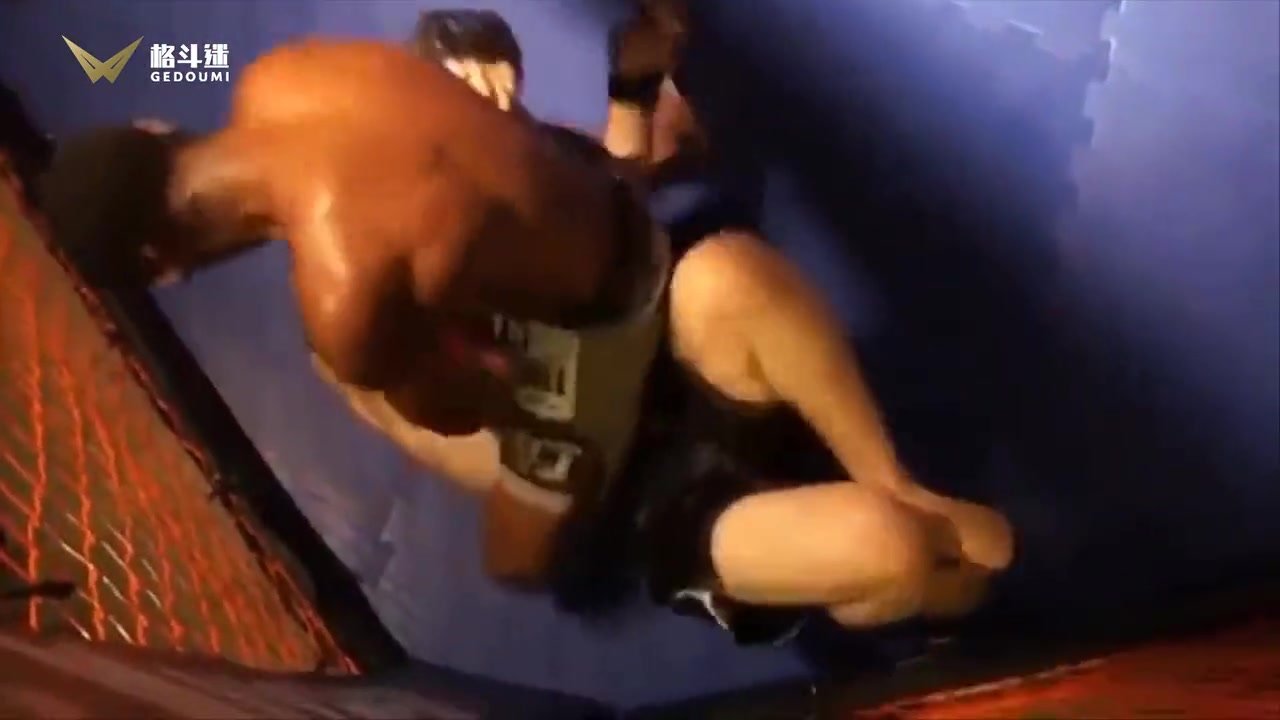 咏春小哥勇闯国外铁笼格斗，惨遭黑人肌肉猛男KO