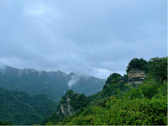 武当寻古迹：雨中探秘雷神洞