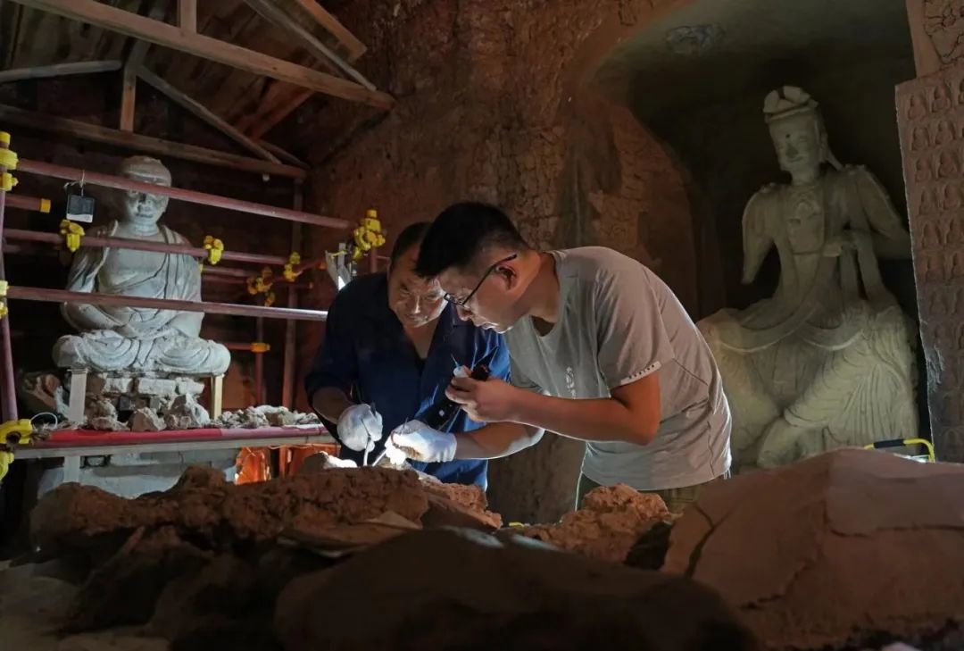 2022年8月12日，牟常有带着团队修复一个佛像的莲花座。新京报记者陈杰 摄