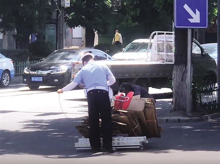 交警热心帮助老人