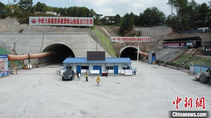 图为武两高速雪峰山隧道。　张旭 摄