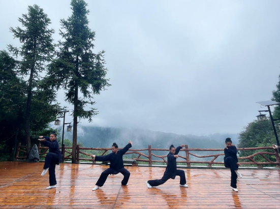 武当寻古迹：雨中探秘雷神洞