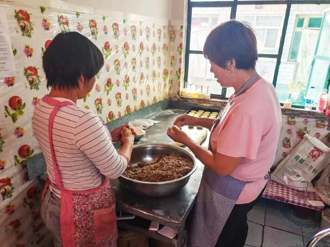 图为靖远县东湾镇东湾村，村民正在家中制作月饼。