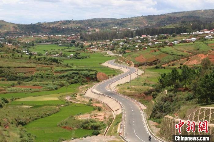 中国援马达加斯加公路项目纪实:“鸡蛋路”通向繁荣