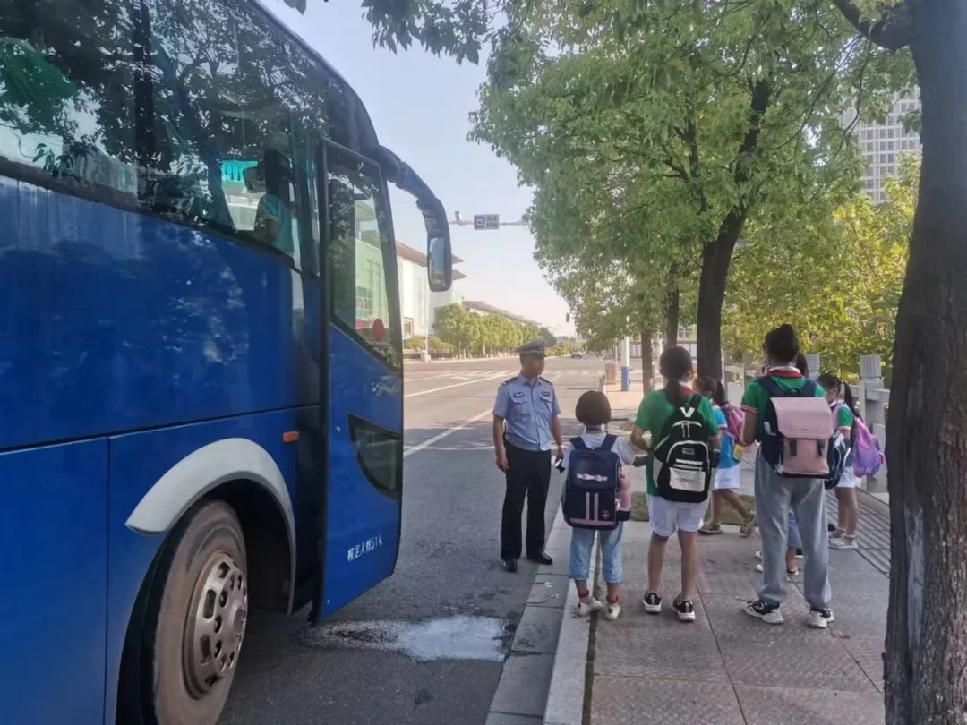 南昌九龙湖一“黑校车”被拦截 交警提醒：请乘坐正规校车