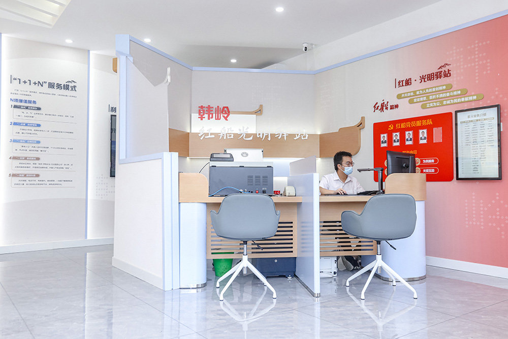 鄞州区东钱湖韩岭村电力邻里驿站上线!“水、电、气、银”一窗通办