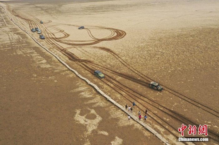 近日，江西九江，在鄱阳湖都昌县多宝乡水域，严重干旱导致湖区持续“缩水”，水底明代石桥露出“庐山真面目”，石桥长2930米，有1100多孔，所以得名“千眼桥”。图片来源：视觉中国