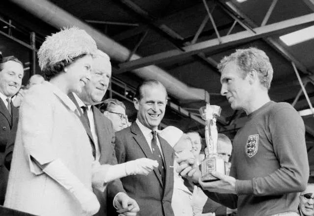 1966年,女王亲自将世界杯冠军奖杯颁发给英格兰队队长博比·摩尔。