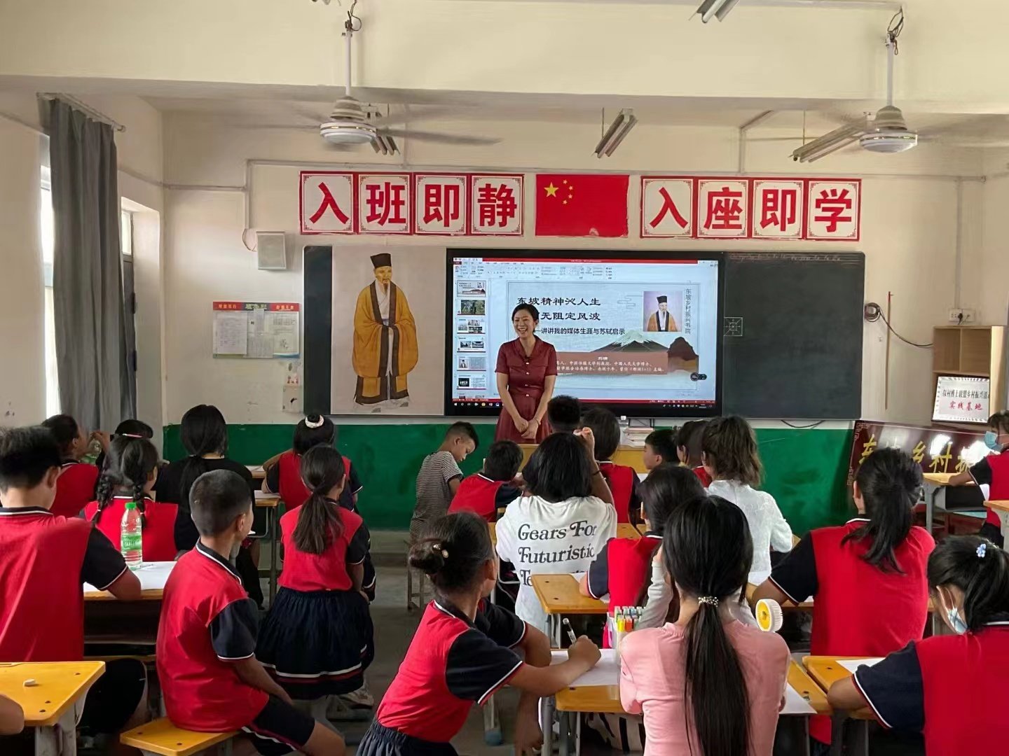 8月1日，刘楠与学者和硕博团队一起，在苏坟寺村的东坡小学开设了东坡乡村振兴书院首次公益课堂。受访者供图