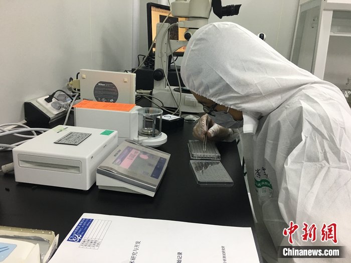 中国科学家首次发现月球新矿物“嫦娥石”。图片来源:中核集团核地研院