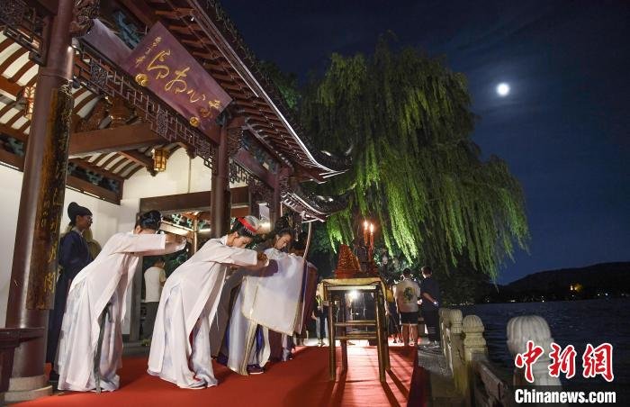 “拜月”仪式现场 王刚 摄