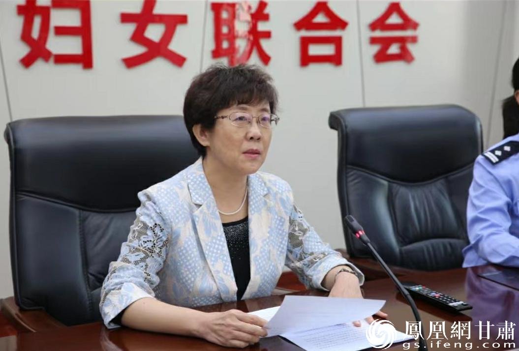 甘肃省妇联党组成员、副主席李娟主持讲座 甘肃省妇联供图