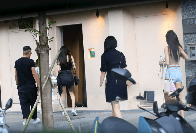 许雅钧去私人会所接美女吃饭 解释称只是帮忙接送