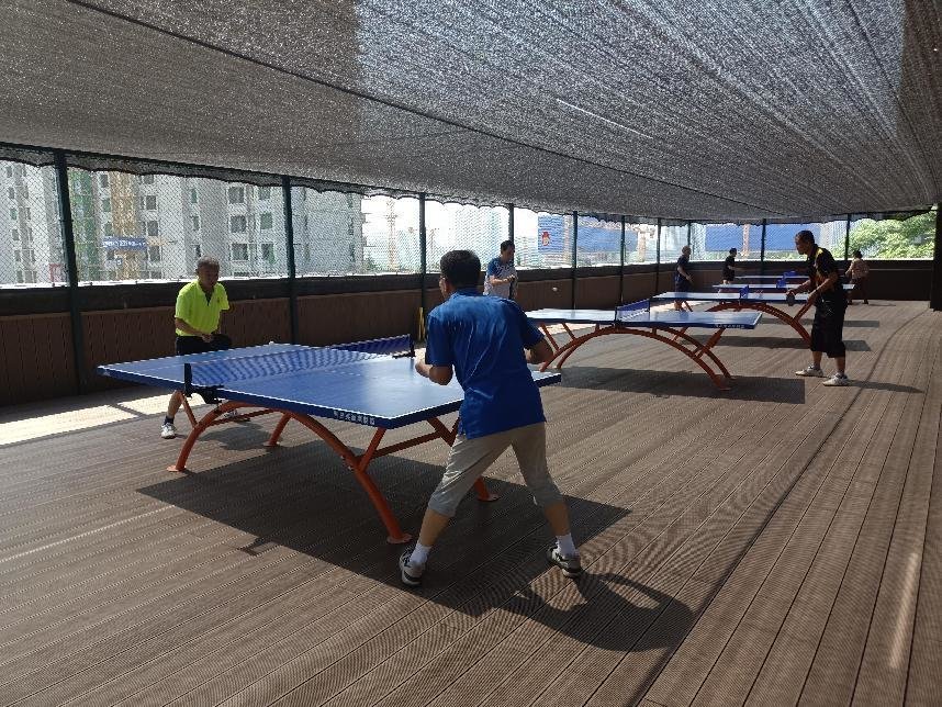 改造前的社区顶楼运动露台