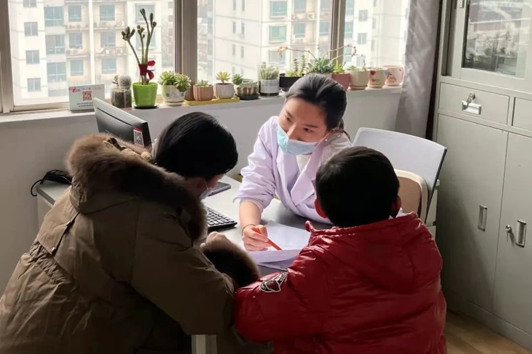 今年春天，黄懿钖在“学习困难门诊”坐诊，向一位家长沟通孩子情况。受访者供图