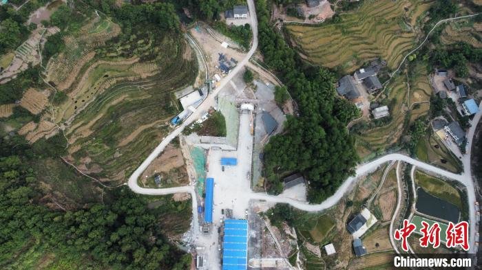 图为航拍武两高速雪峰山隧道施工现场。(无人机图片) 张旭 摄