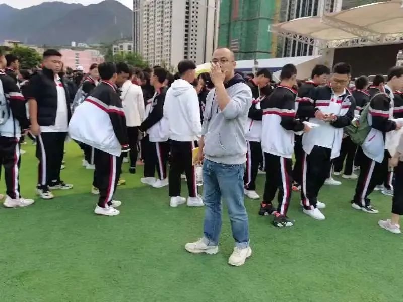 陪伴同学们的陶志志老师