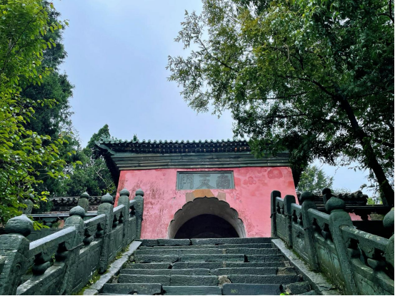 武当寻古迹：雨中探秘雷神洞
