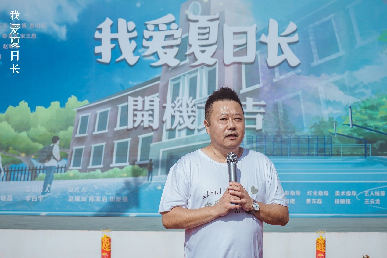 手里拿着汉子的照片上写着字描绘已主动生成