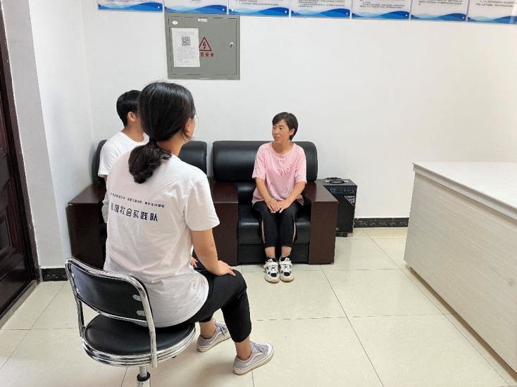 图为实践队员采访白雀寺村书记，了解当地扶贫项目落实情况以及扶贫过程中的困难。（李柱辰 摄）