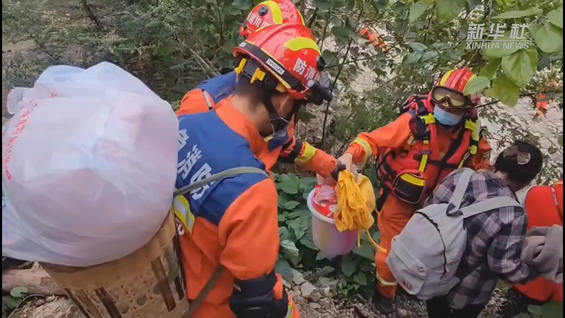 泸定地震：72小时争分夺秒救援实录