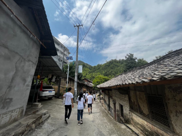 图为实践队员来到白雀寺镇实地考察。（王梓怡 摄）