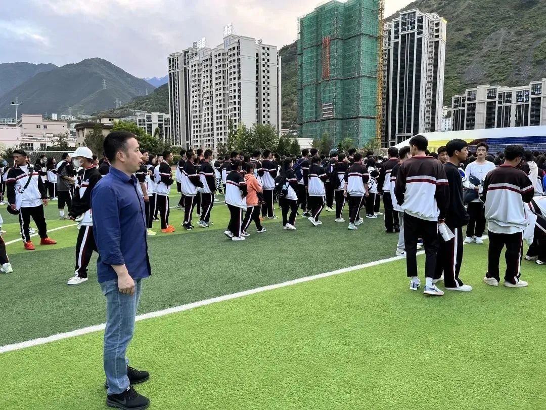 方润根参与组织同学们到操场疏散