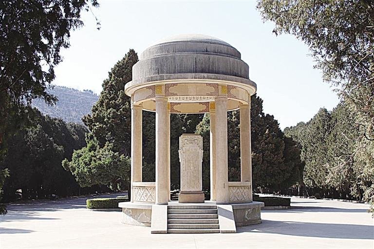 兰州烈士陵园里的王学礼纪念碑亭