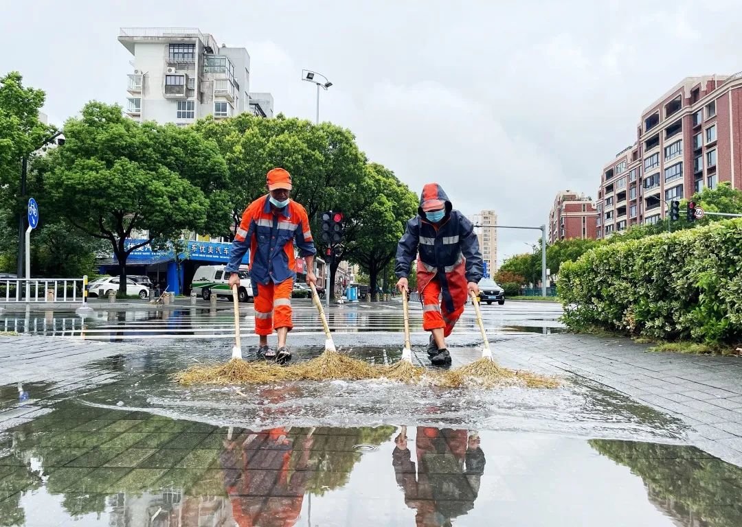 抗台有我风雨中的一个个身影