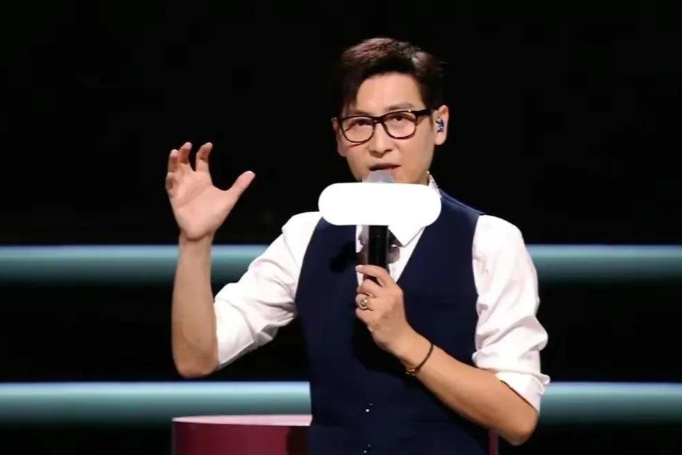 主持完刘德华演唱会，李好被骂上热搜，贾玲主持都会比他好？_凤凰网