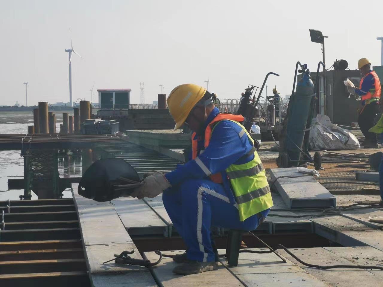 潍坊滨海区：疏港铁路弥河特大桥施工全面展开