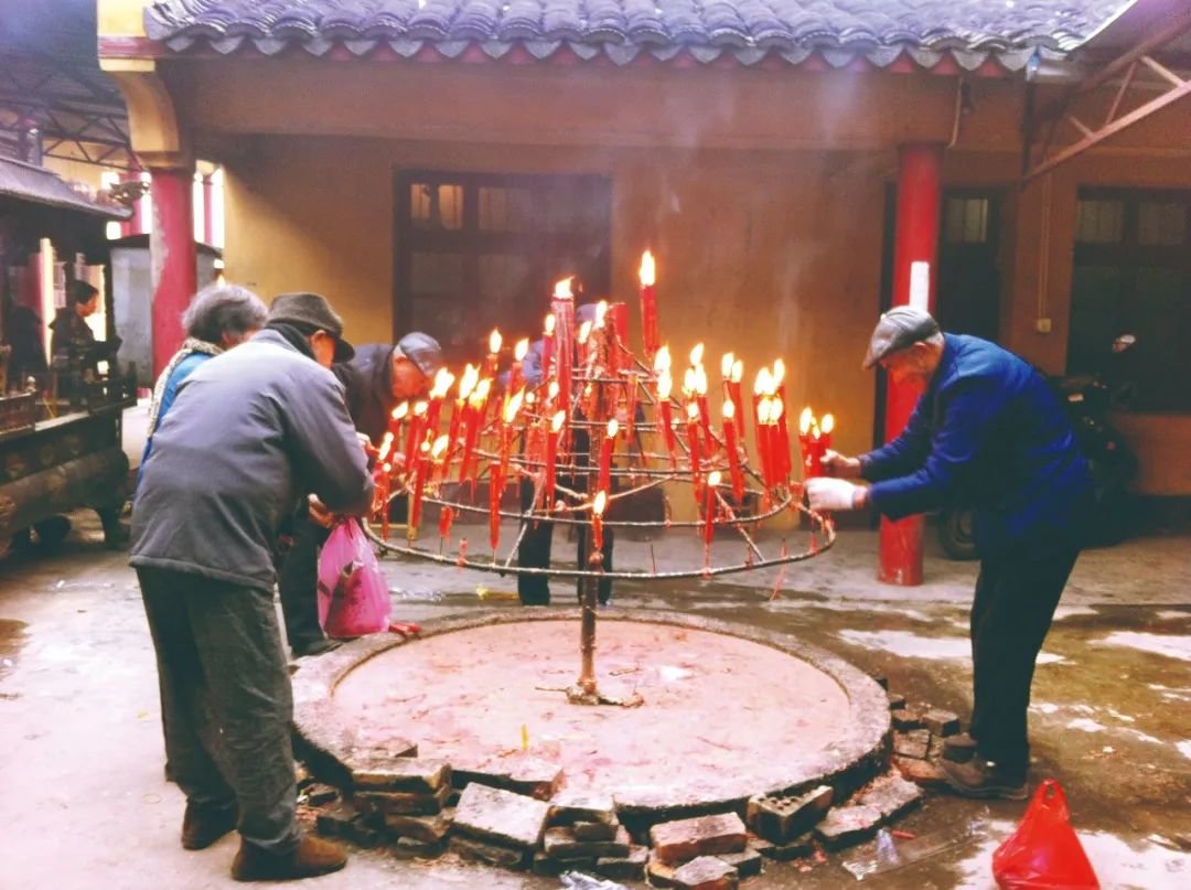 湖墩庙天井内的蜡烛山，此为过年时人们烧香的场景。图片出自《假病》一书，出版社授权提供。