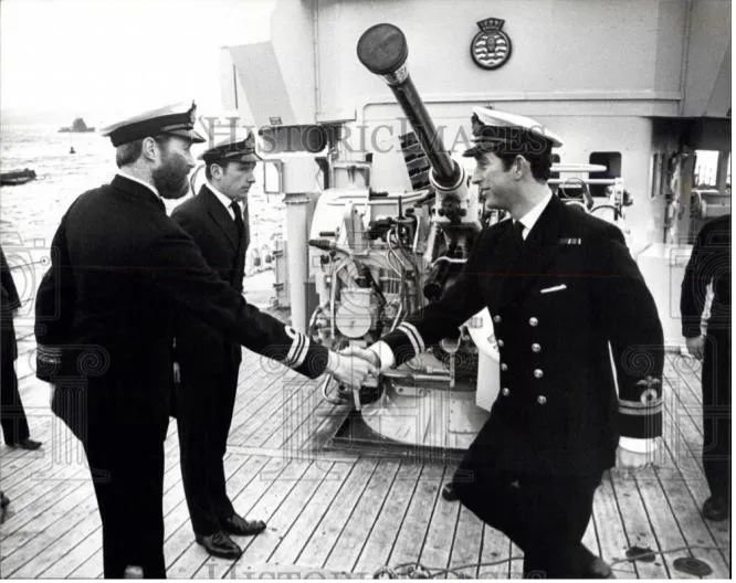 1976年2月9日，查尔斯王子（右一）晋升为布罗宁顿号指挥官 图源：historicimages