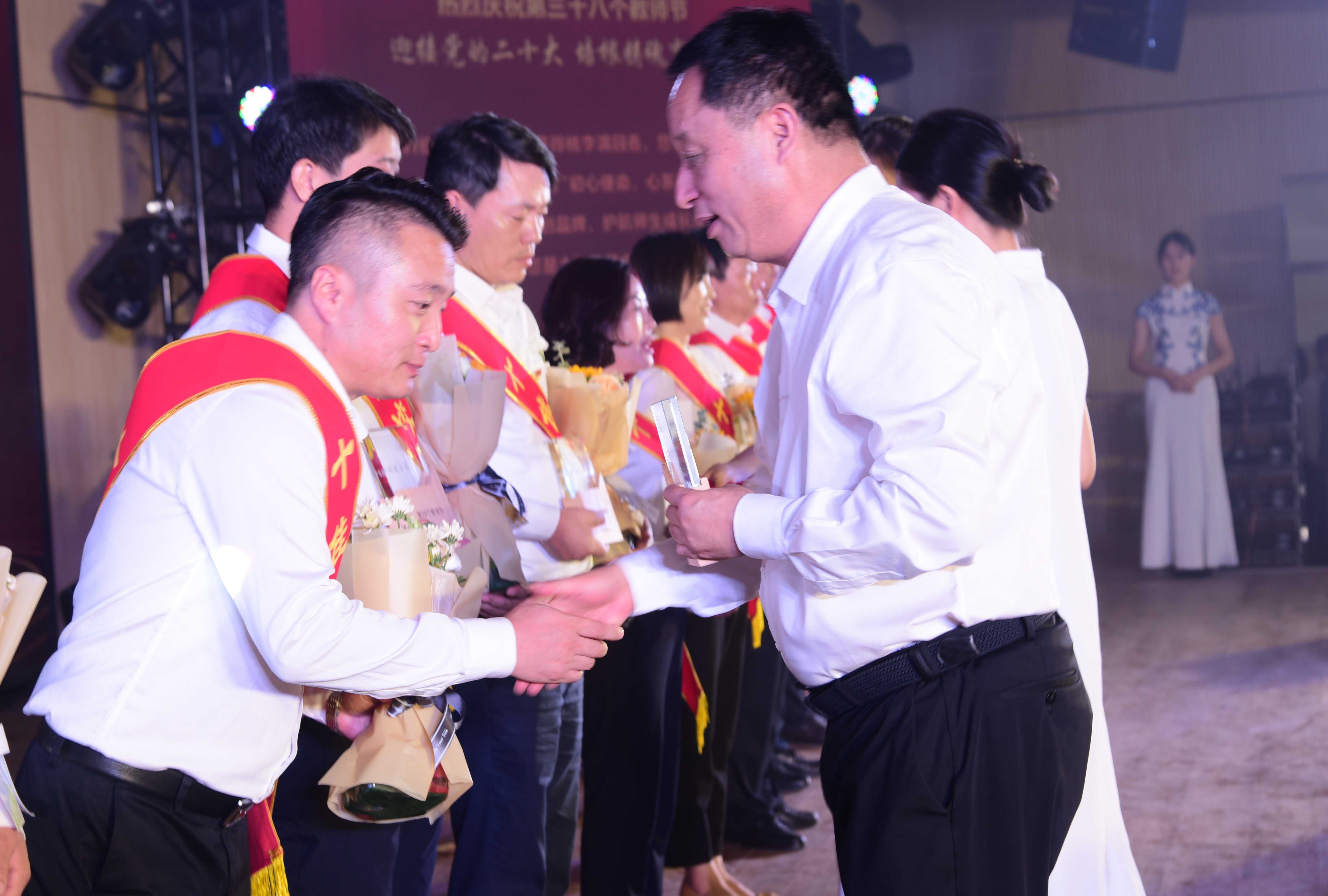 区委书记张水利为十佳教师颁奖