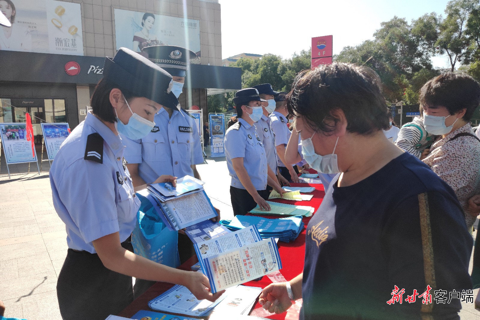 9月8日，酒泉市公安局在肃州区东方广场开展“网络安全宣传周”法治日现场宣传活动。