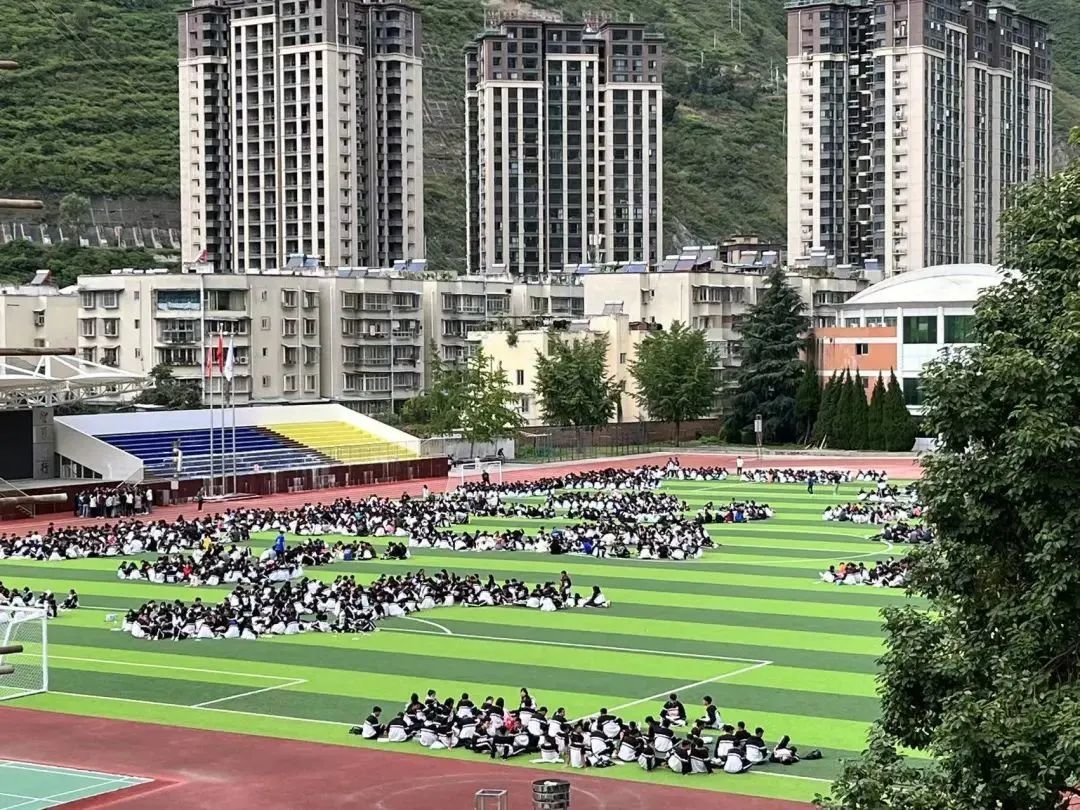 全体师生露天上课